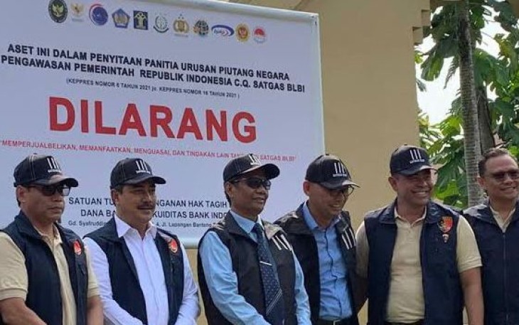 Kabareskrim Polri (kemeja putih) saat sita aset obligor BLBI di Bogor