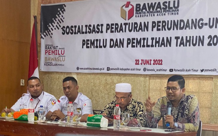 Pemateri sedang memberikan materi kepada Camat di Aceh Timur dalam kegiatan Sosialisasi Peraturan Perundang-Undangan Pemilu dan Pemilihan Tahun 2024.