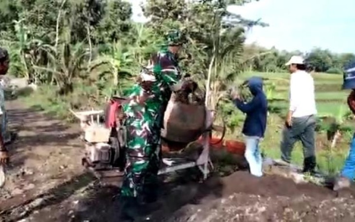 Berjibaku bersama warga membangun saluran irigasi
