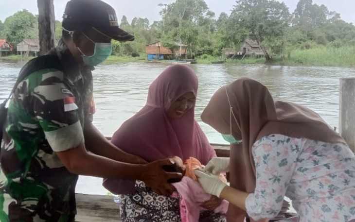 Babinsa mendampingi tenaga kesehatan dalam Posyandu