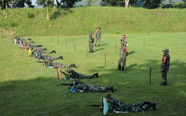 Prajurit Korem 071/Wijayakusuma latihan menembak