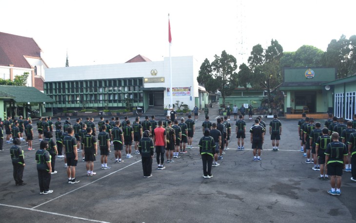 Apel pagi dilanjutkan olahraga bersama anggota Korem 073/Mkt