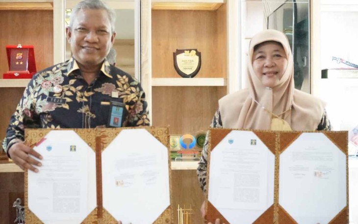 Tejo Harwanto saat penandatanganan MoU bersama Ida Noviada Kepala Dinas Penanaman Modal dan PMPTSP Kabupaten Pandeglang