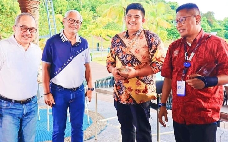 PLT Bupati Bintan Roby Kurniawan SPWK (baju batik) saat foto bersama GGM PT BRC Abdul Wahab dan Kedubes RI Singapore.