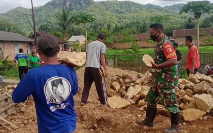 Kerja bakti bersama warga di desa Mlati