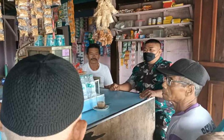 Sertu Istamar saat komsos di warung kopi bersama warga