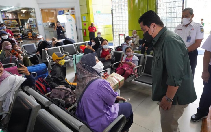 Menteri Erick Thohir saat berdialog dengan penumpang kereta api