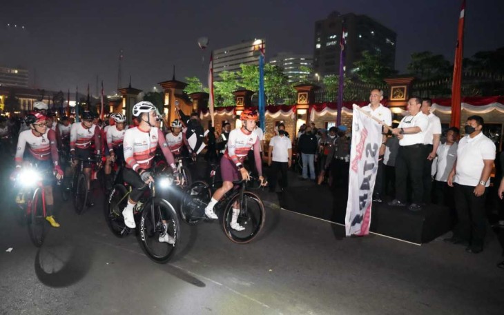Kapolri saat melepas pesepeda pecahkan rekor MURI di Jakarta 