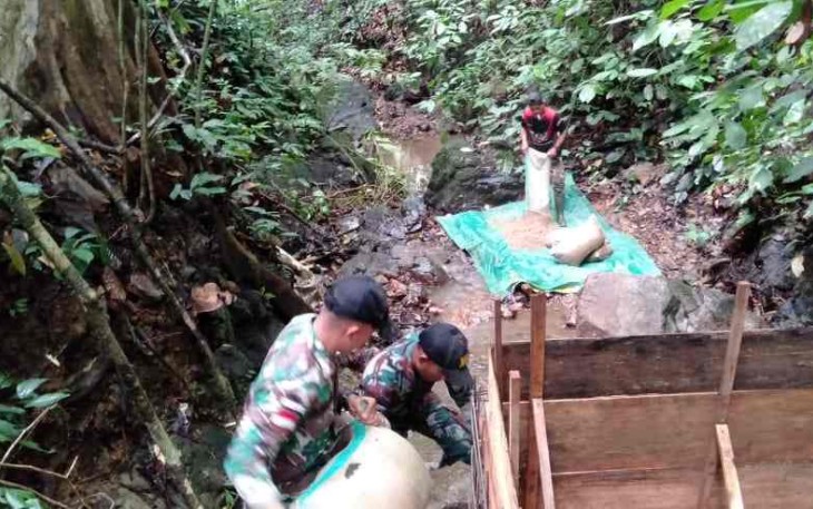 Bangun bak penampungan air bersih di perbatasan 