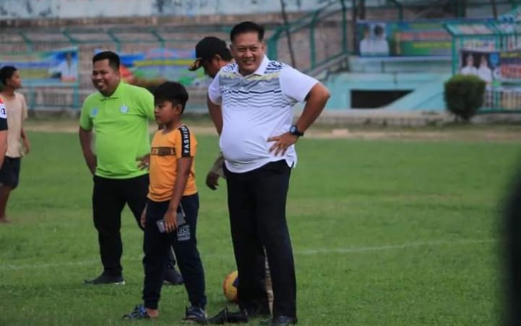 Bupati Labuhanbatu dan Kepala Pengadilan saat Menyaksikan Final Sepak Bola Ramadhan Cup 