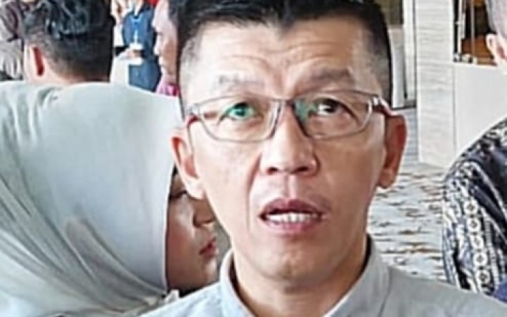 Kadis Kominfo Prov Kepri Hasan saat di wawancarai awak media