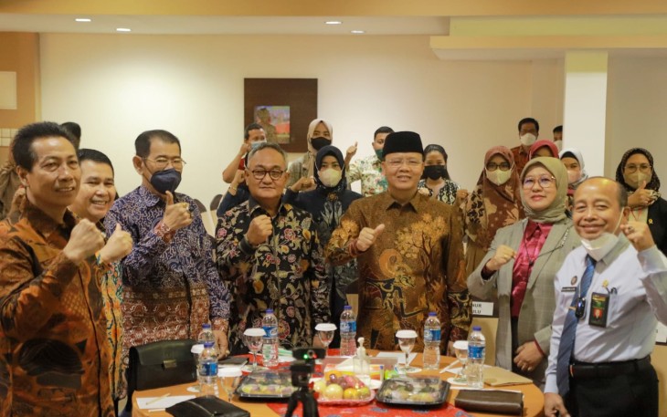 Gubernur Rohidin usai hadir dan membuka Seminar Nasional Pasca Sarjana Fakultas Hukum Universitas Bengkulu (UNIB), bertajuk "Dispensasi Nikah dan Meningkatnya Tindak Pidana Asusila", di Hotel Santika Kota Bengkulu, Sabtu (02/07).