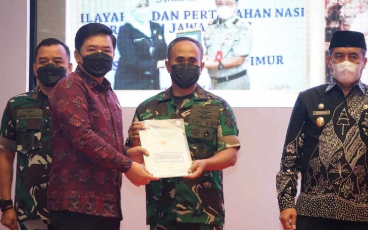 Menteri ATR/BPN Hadi Tjahjanto saat menyerahkan Sertipikat Aset TNI AU Lanud Abd Saleh