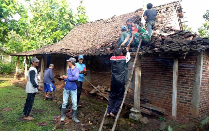 Bantu perbaiki rumah warga binaannya