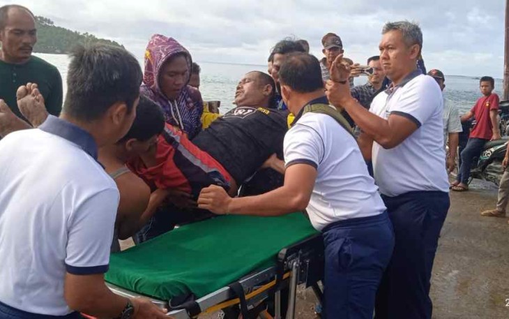 Prajurit TNI AL Lanal Nias saat evakuasi ABK kapal