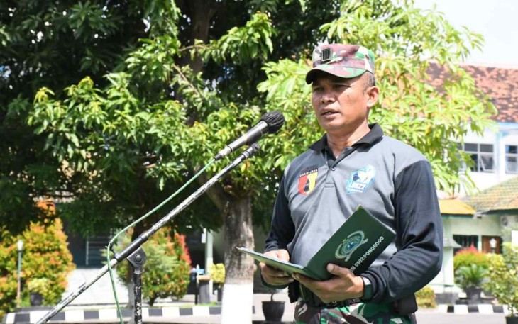 Dandim saat memberikan pesan ke santri