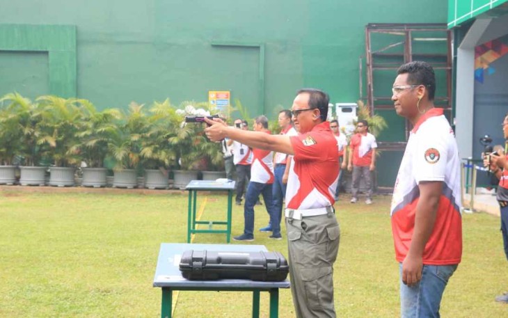 Pangkoopsud I saat unjuk kebolehan dalam lomba menembak Jaksa Agung Cup 2022 