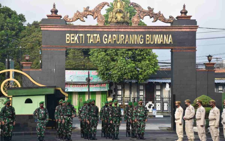 Upacara bendera di korem 073)Makutarama
