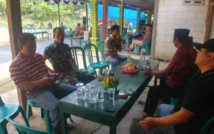 Komsos dengan warga binaan saat bersih deso