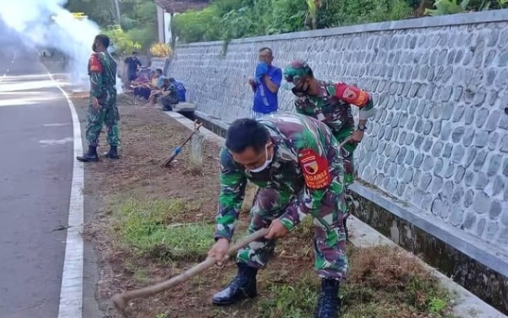 Berjibaku bersama warga membersihkan lingkungan 