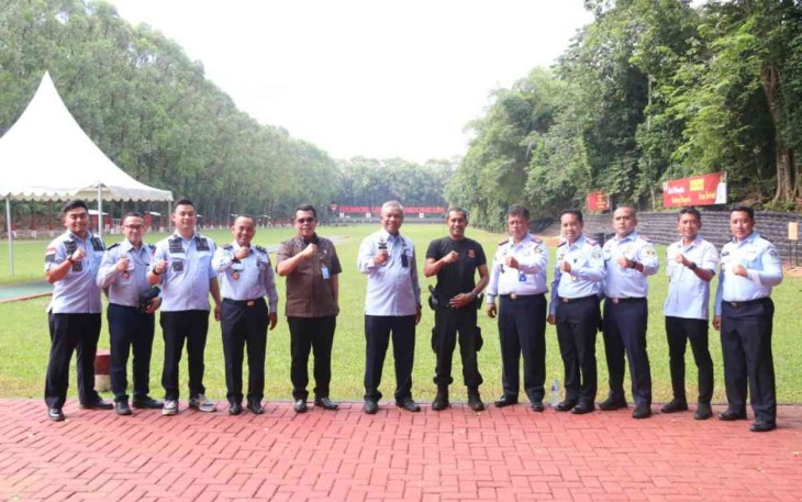 Foto bersama saat meninjau lokasi kejuaraan menembak di Mako Brimob Kelapa Dua Depok 