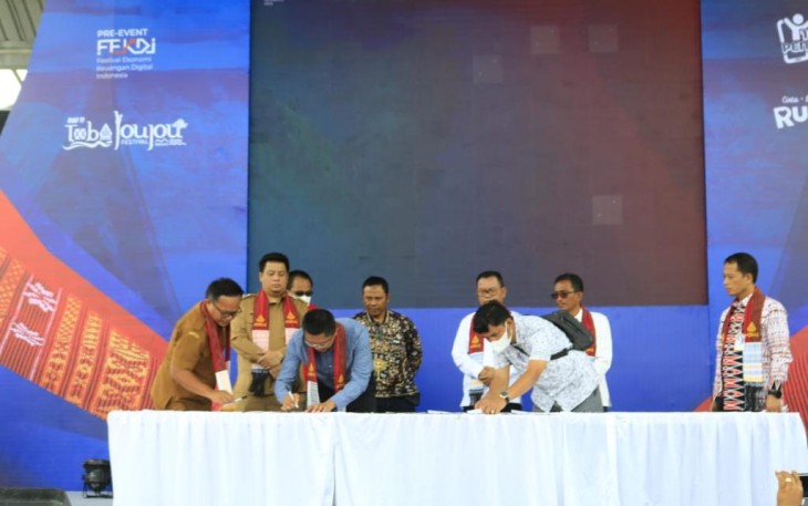 Bupati Samosir, Vandiko T. Gultom saat tandatangani kesepakatan bersama dengan General Manager Witel Sumut PT Telkom, Heribertus Handoko, tentang Smart City Kabupaten Samosir di sela-sela acara Tor-tor digifest, Pantai Indah Situngkir-Creatif hub, Selasa (05/07).