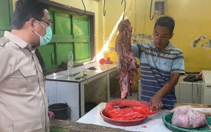 Toni saat sambat kepada Wakil Ketua DPRD Jatim Anwar Sadad yang mengunjungi lapaknya.