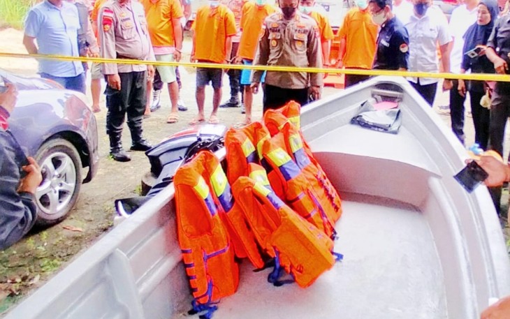 Kapolres Bintan saat mengecek kapal speed dan 2 unit mobil yang di amankan
