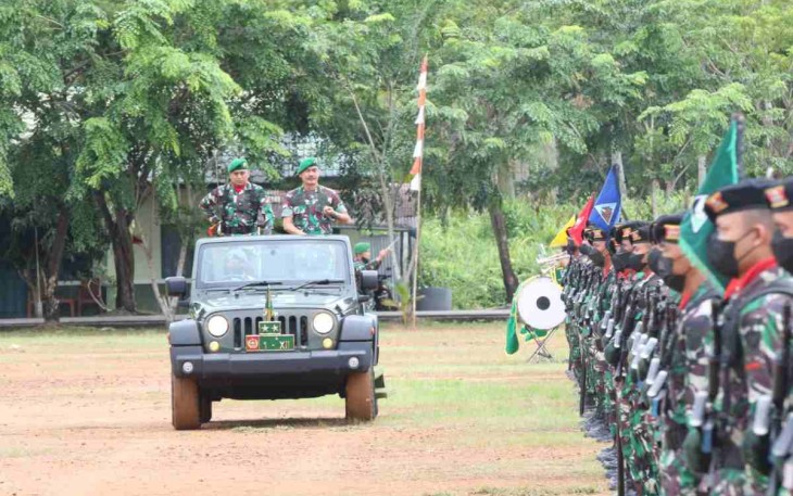 Pangdam XII/TPR mengadakan inspeksi pasukan dalam sertijab Danyonkav 12/Beruang Cakti