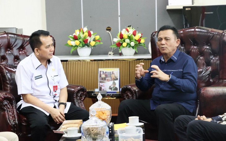 Dirjen Keuda Kemendagri Agus Fatoni (kiri) saat bersma Gubernur Kepri Ansar