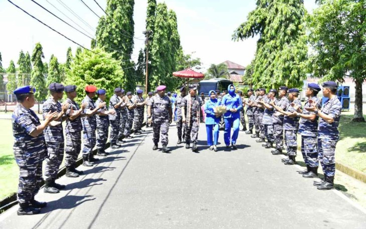 Penyambutan Pangkoarmada III saat kunjungan di lanal Ternate