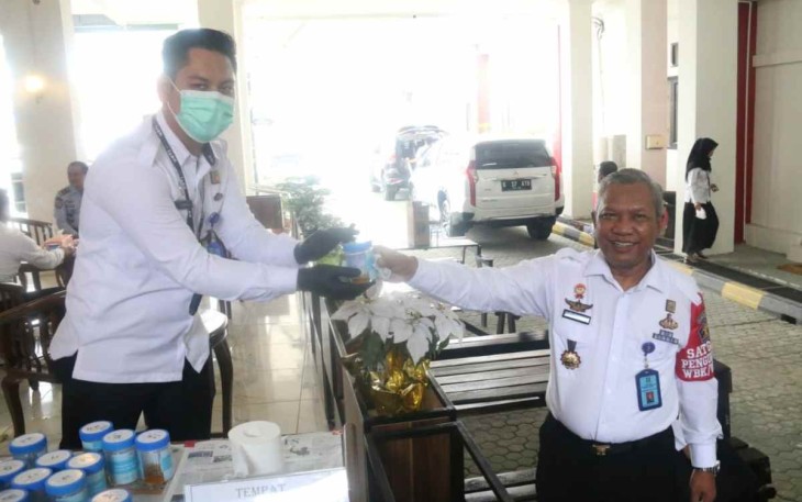Kakanwil Kemenkumham Banten saat test urine
