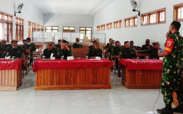 Saat pembekalan linmas oleh personel Kodim 0801/Pacitan