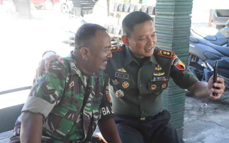 Dandim Madiun berswafoto bersama anggotanya