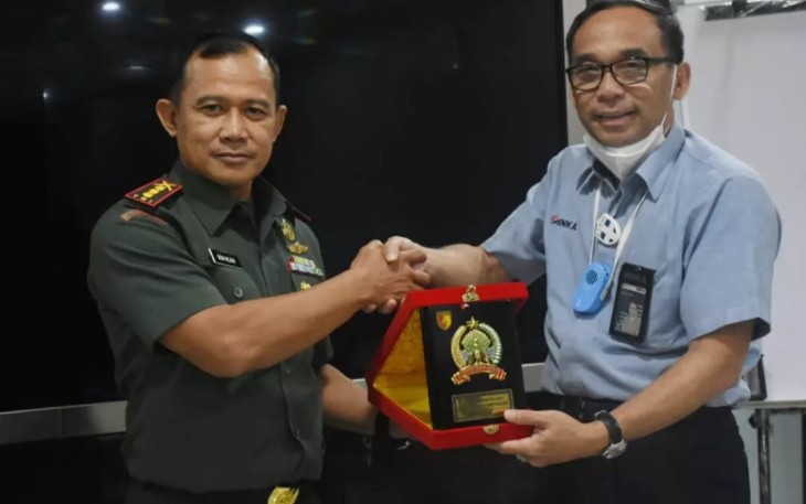 Danrem 081/DSJ saat menerima cenderamata Dirut PT INKA Madiun