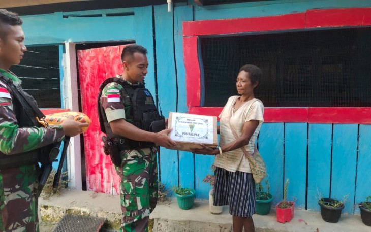 Satgas Yonif 126/KC saat Berbagi di Perbatasan