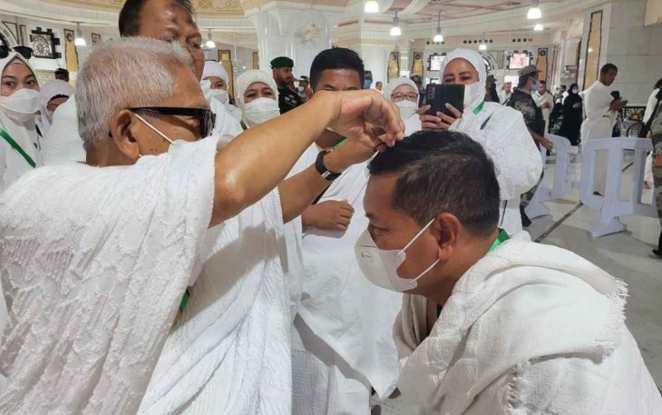 Wapres RI saat memotong rambut KASAL dalam ibadah haji tahun 2022