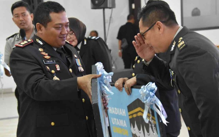 Kapolres Bogor saat memberikan hadiah umroh personelnya di Mapolres Bogor