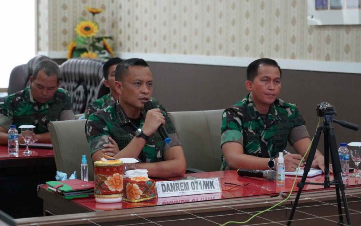 Danrem 071/Wijayakusuma saat memberikan arahan prajuritnya melalui virtual 