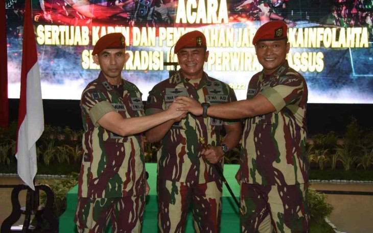 Danjen Kopassus foto bersama usai sertijab Kepala penerangan Kopassus 