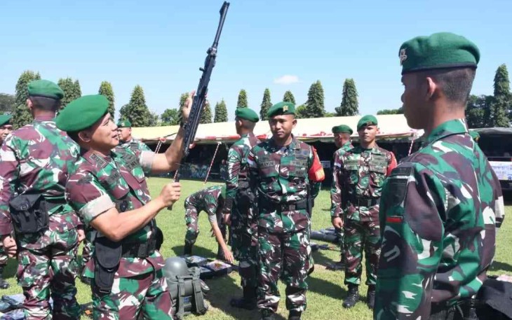 Danrem 081/DSJ saat cek senjata prajurit 