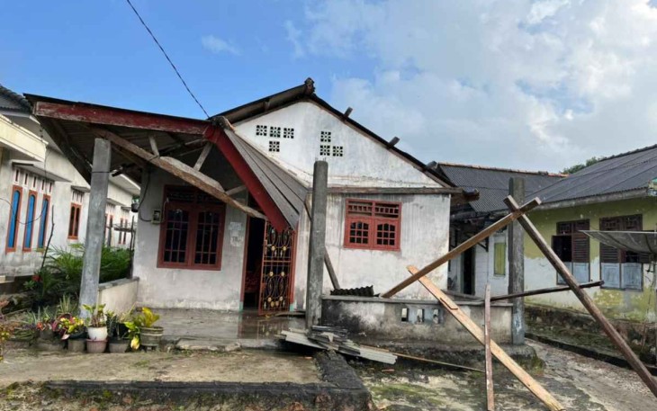 Rumah rusak diterjang angin kencang