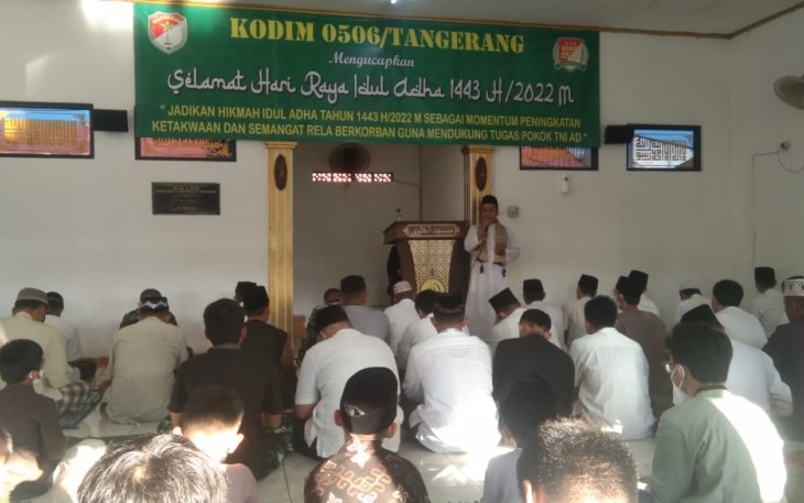 Dandim 0506/Tgr saat salat di masjid Al Fatwa 