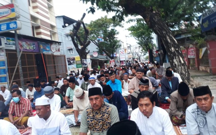Jamaah Sholat Idul Adha memadati jalan Abd. Dg. Sirua 