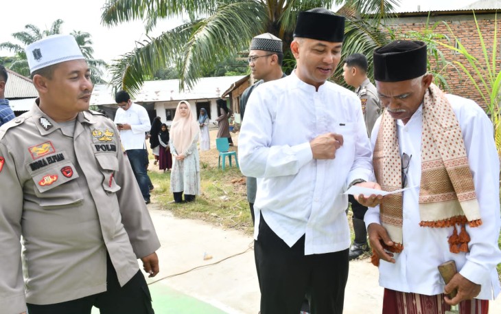 Kapolres Aceh Timur saat Serahkan Dua Hewan Qurban ke Dayah Baitul Huda, Peudawa