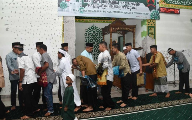 Bersalam-salaman usai salat idul adha di masjid Al Amin Korem 142/Tatag