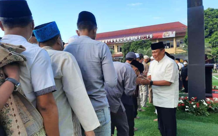 Kapolda Jabar usai salat Idul Adha bersalam-salaman 