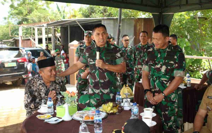 Penyerahkan Hewan Kurban Pangdam XIV/Hsn