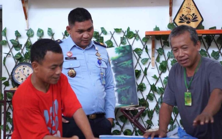 Reparasi sofa karya warga binaan lapas kelas IIA Cilegon