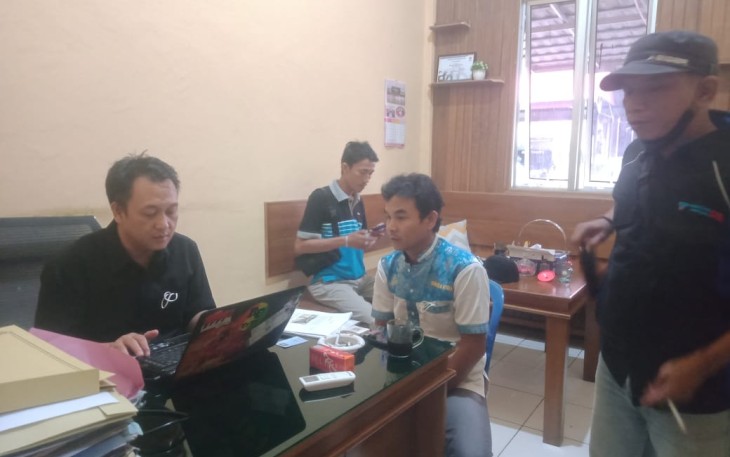Jon Energi, pemilik media online TubarNews.Com, di ruang pemeriksaan didampingi pengurus Serikat Media Cyber Indonesia Kabupaten setempat.
